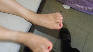 超慢动作脱掉她的鞋与黑色蕾丝船袜长时间揉搓她的脚_clip