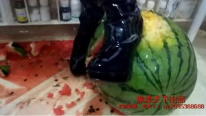 长筒帆布加高跟踩香蕉和西瓜