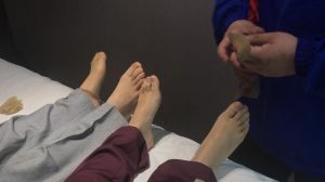 【网友作品】大叔掐晕三少妇玩弄重口味丝足