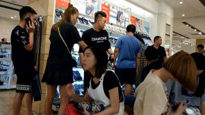 经典的帆布鞋白袜嫩足美女试鞋