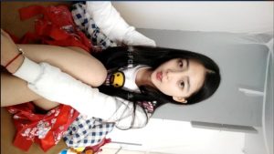 萌妹子蓝蓝裸足展示