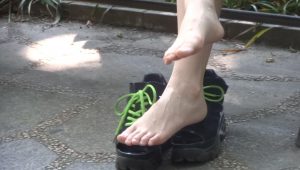 漂亮的姑娘大方展示美足