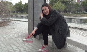 真没想到如此平凡的妹子把鞋子脱了会有如此精彩的画面