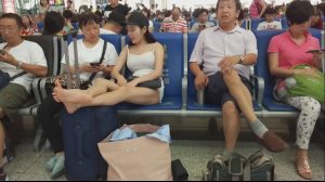文艺MM候车豪放的坐姿