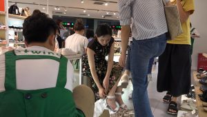 漂亮阳光的大学女生在你面前多次脱下露趾高跟