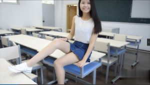 张允儿教室课桌上的美腿拍摄