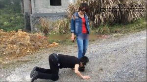 （最新）风情女王--野外遛狗调教