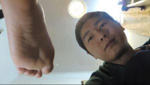 寒冷的冬天两位宿友小妹妹嫩白的脚