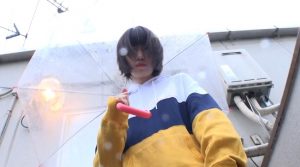 雨伞美女脱下汗味雨靴给嗜脚男吻尝酸爽棉袜美脚-97LZTD-19177467