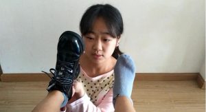 【00后校园】舔妹妹袜子脚吃鞋里踩碎的面包