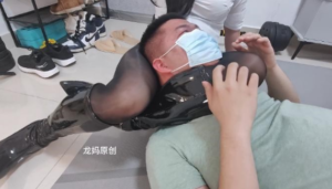 【龙妈】马油黑丝腿绞窒息粉丝-97LZTD-32119