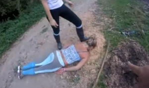 Cucci女女超羞辱女奴被戴上马嚼马鞍户外泥地骑人马PonyGirlsWoes O-200629-4-97LZTD-429724