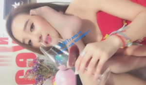 喜气洋洋！三位美女互相欣赏、谈论、玩弄丝袜脚、裸脚 G-200305-2-97LZTD-451139